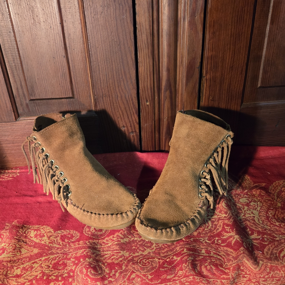 Minnetonka Brown Suede Fringe Moccasins